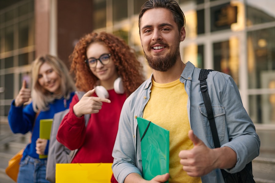 El verbo gustar (en inglés, to like) a menudo genera dudas entre los estudiantes de español debido a su conjugación.